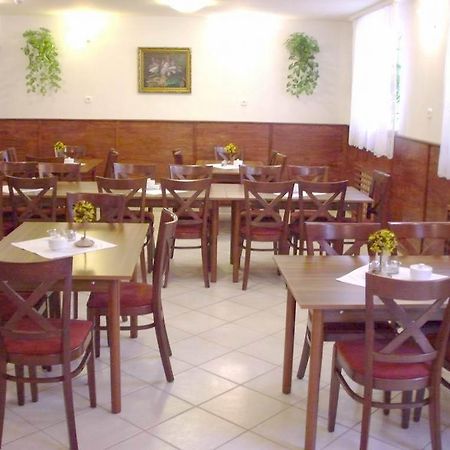 Corvin Hotel Győr Buitenkant foto