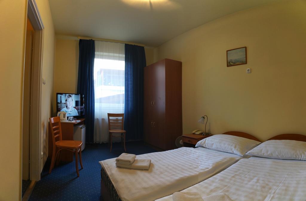 Corvin Hotel Győr Kamer foto