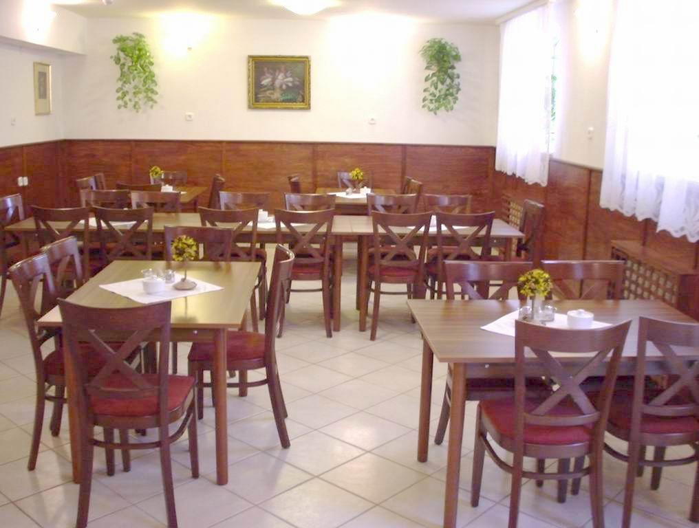 Corvin Hotel Győr Buitenkant foto
