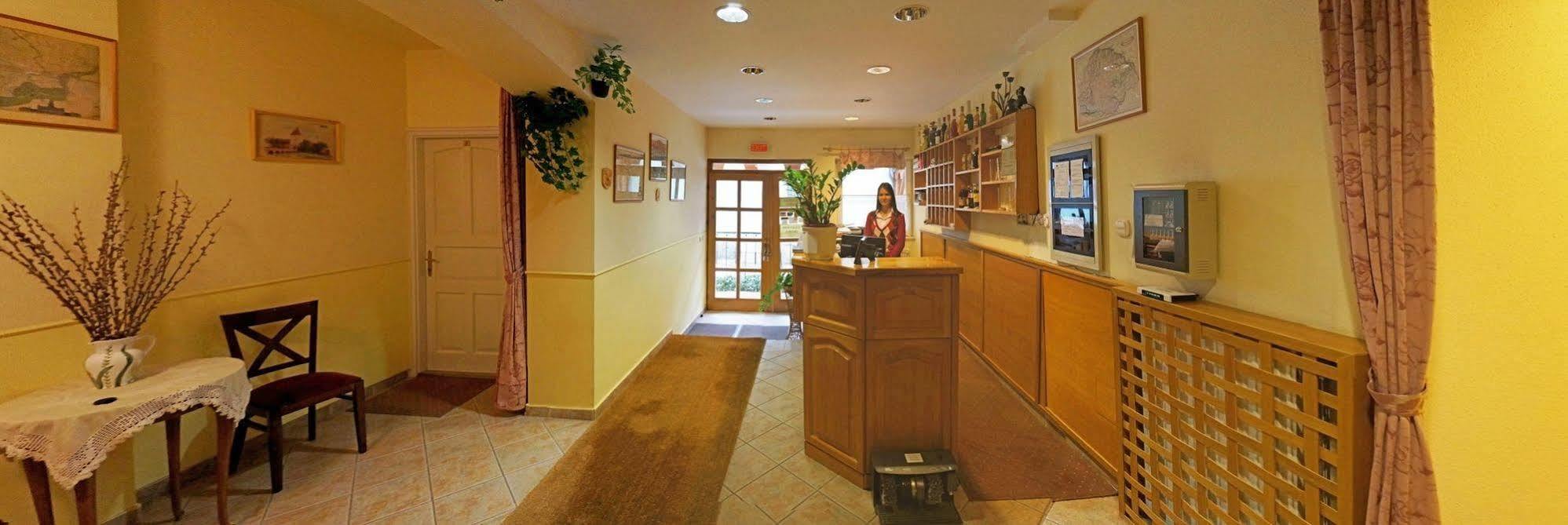 Corvin Hotel Győr Buitenkant foto