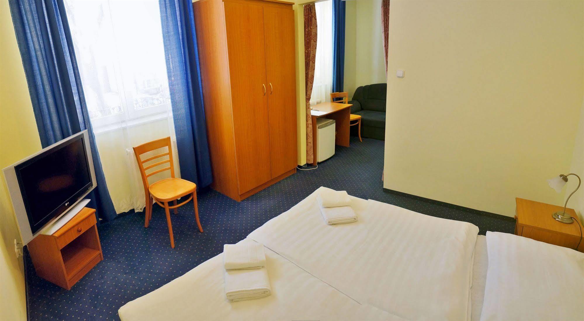 Corvin Hotel Győr Buitenkant foto