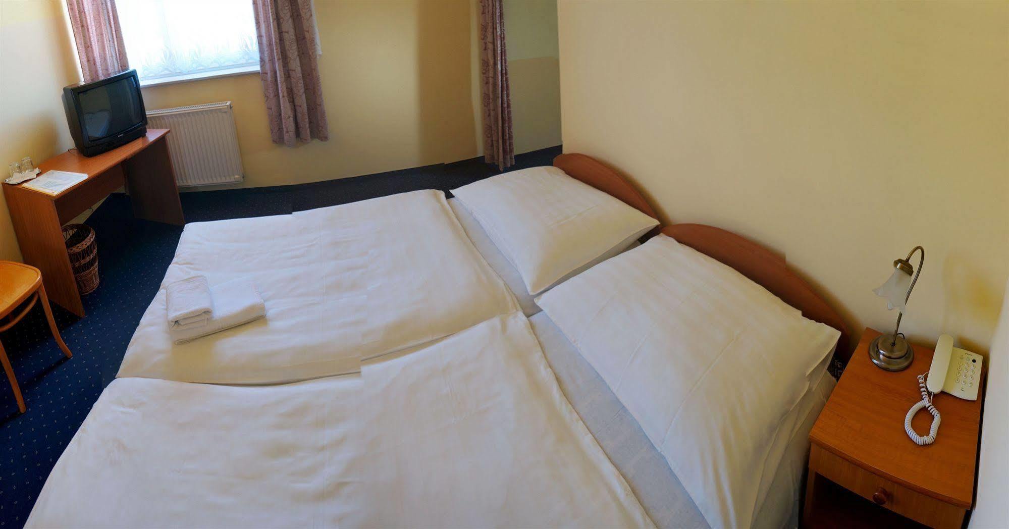 Corvin Hotel Győr Buitenkant foto
