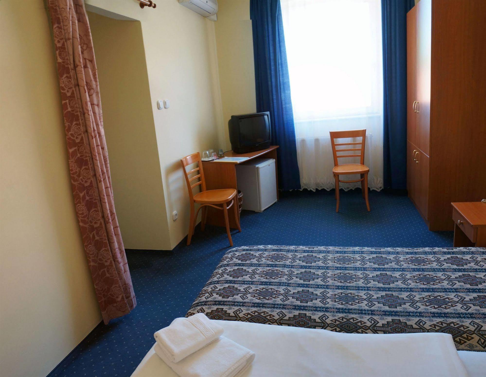 Corvin Hotel Győr Buitenkant foto