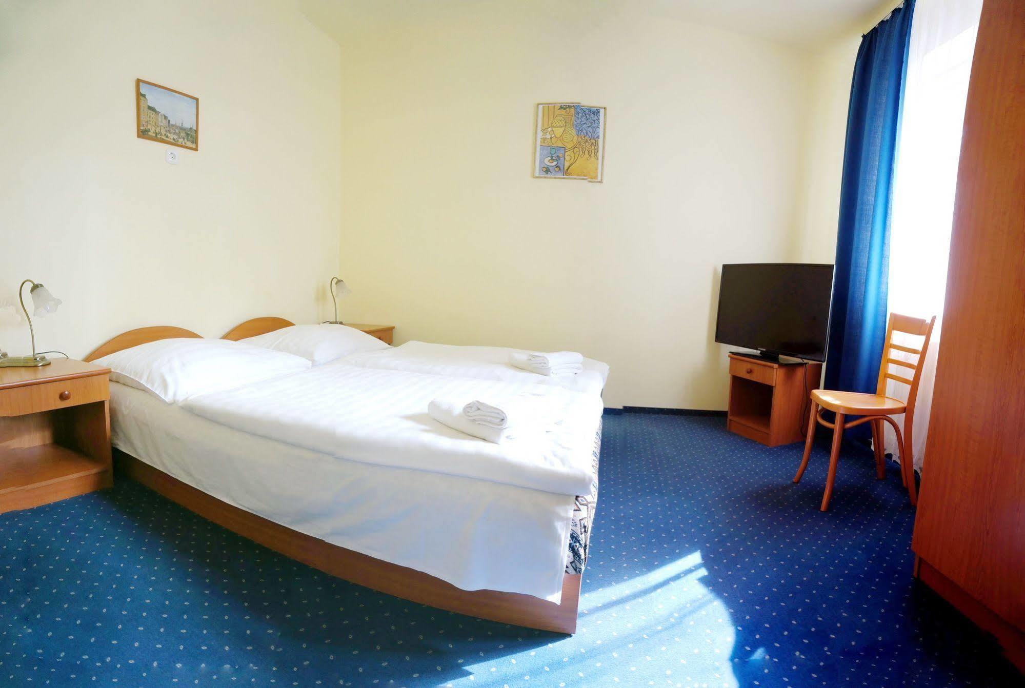 Corvin Hotel Győr Buitenkant foto