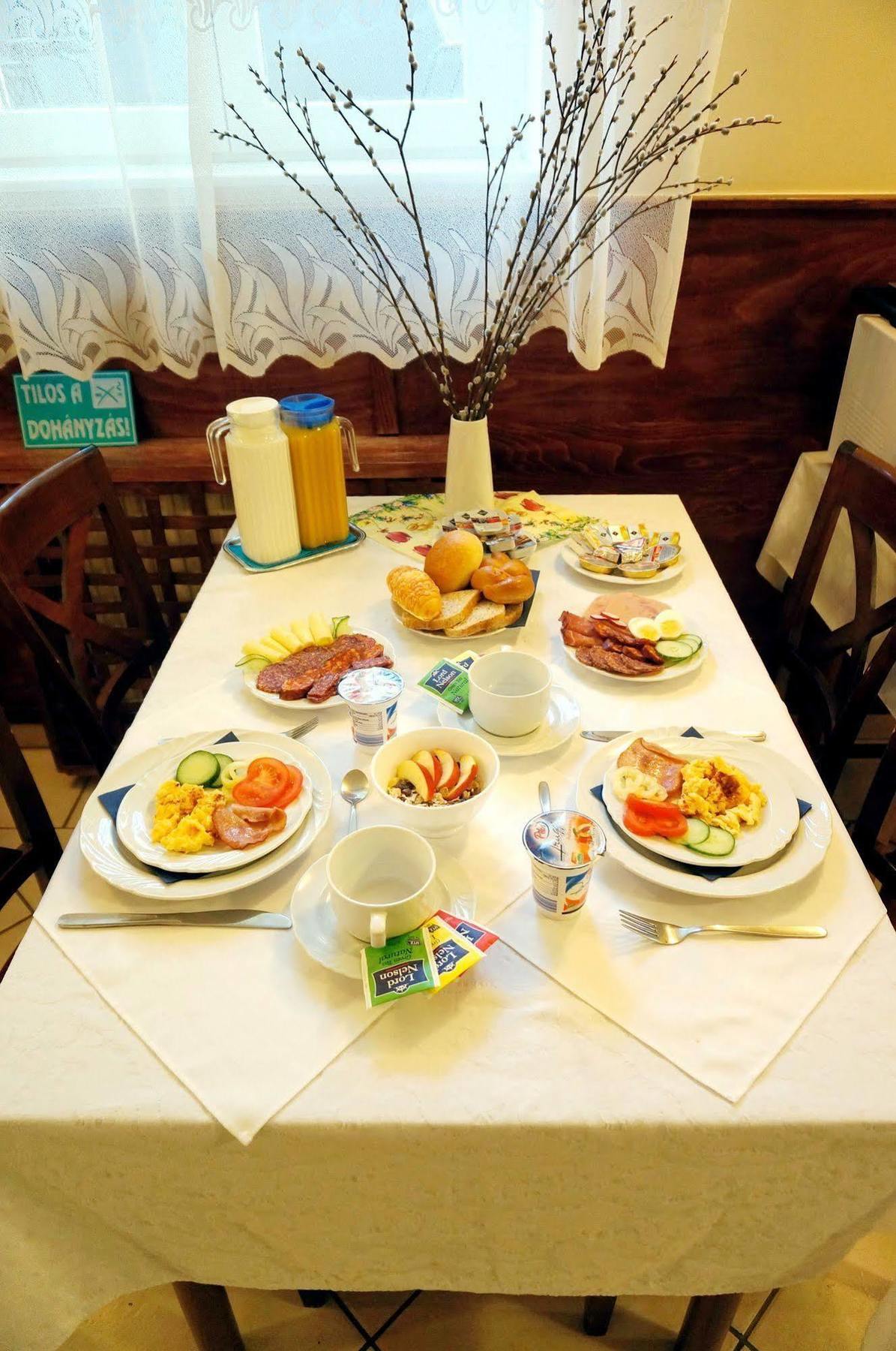 Corvin Hotel Győr Buitenkant foto