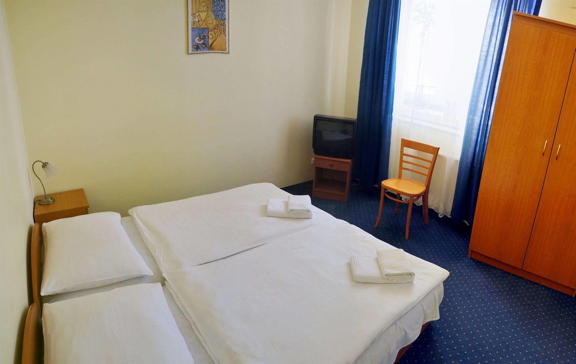Corvin Hotel Győr Buitenkant foto