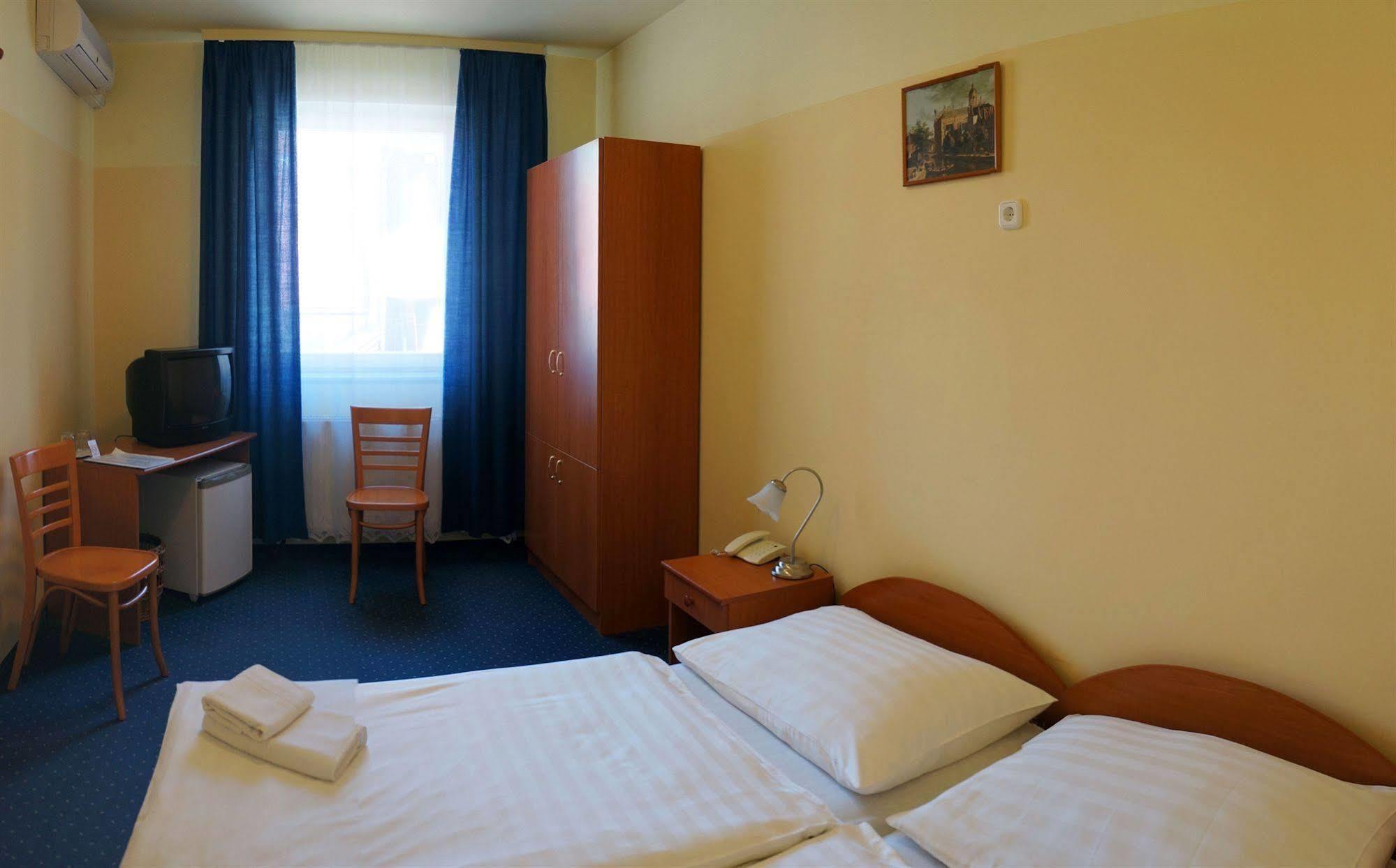 Corvin Hotel Győr Buitenkant foto