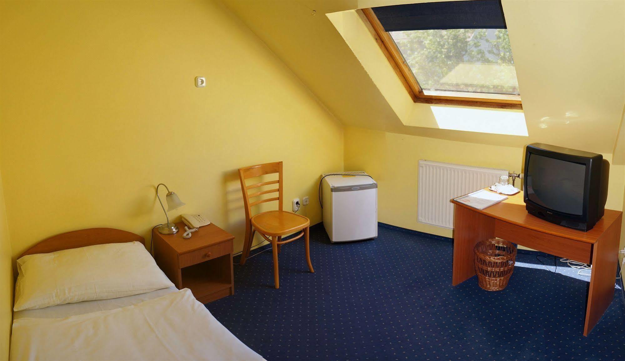 Corvin Hotel Győr Buitenkant foto