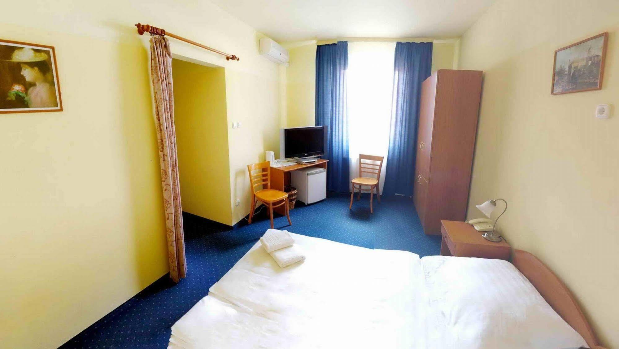 Corvin Hotel Győr Buitenkant foto