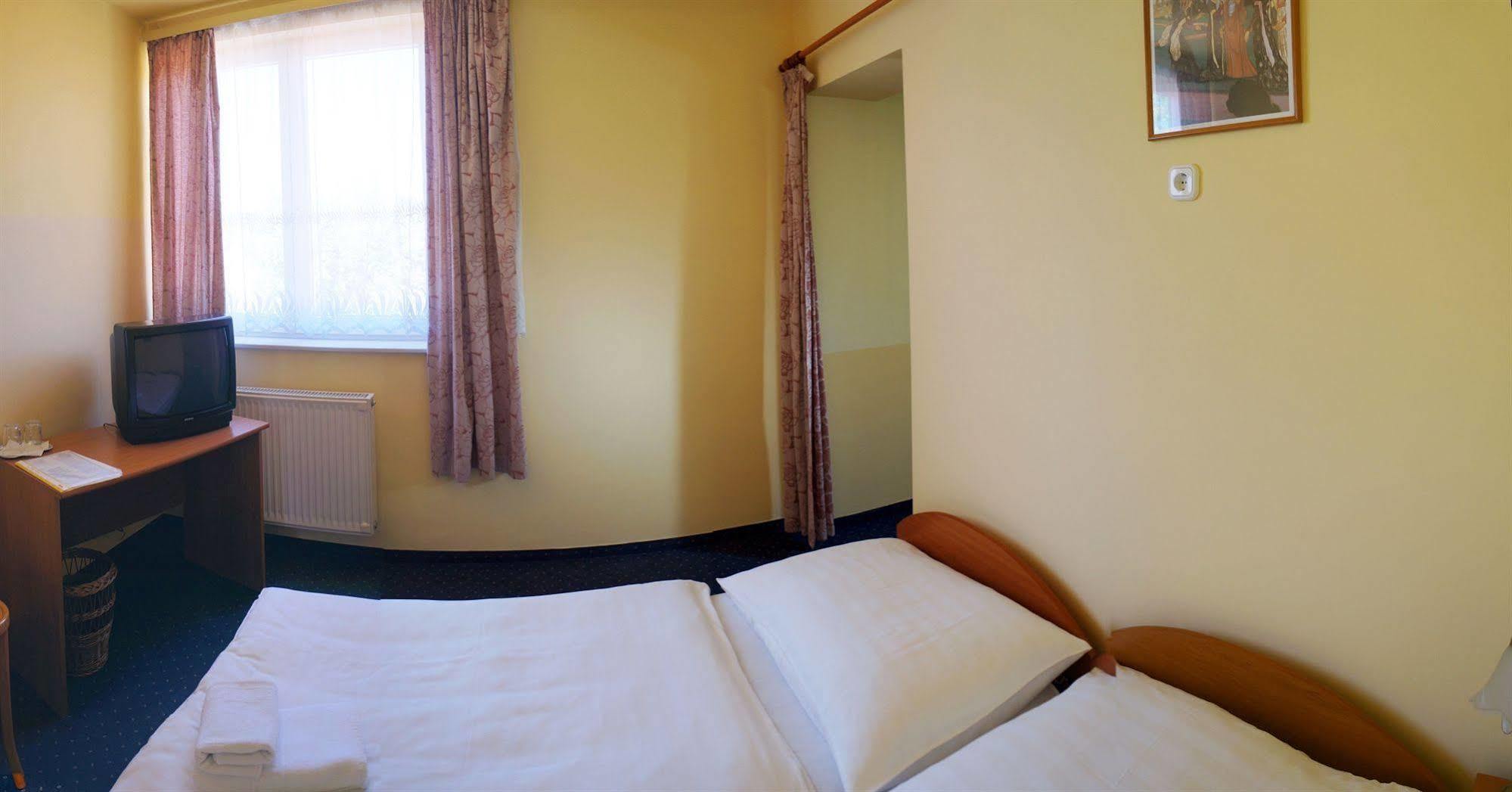 Corvin Hotel Győr Buitenkant foto