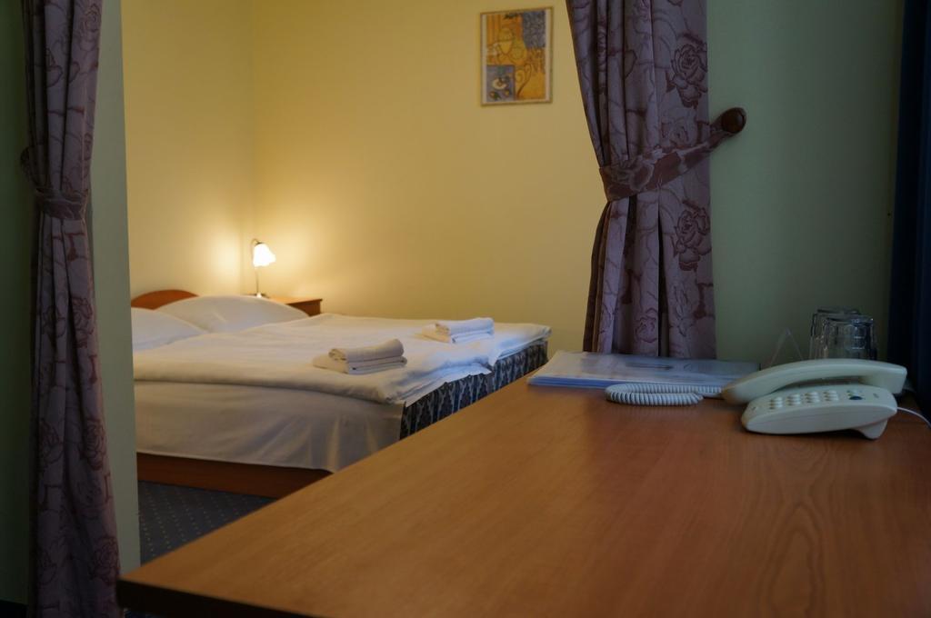 Corvin Hotel Győr Buitenkant foto